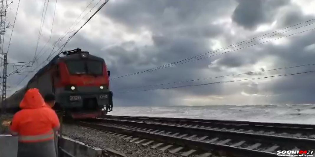 В Сочи запустили первый поезд с момента разгара шторма