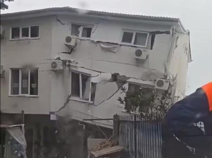 Рухнул, как карточный домик: на пляже в Сочи из-за мощной стихии разрушился гараж для лодок (видео)