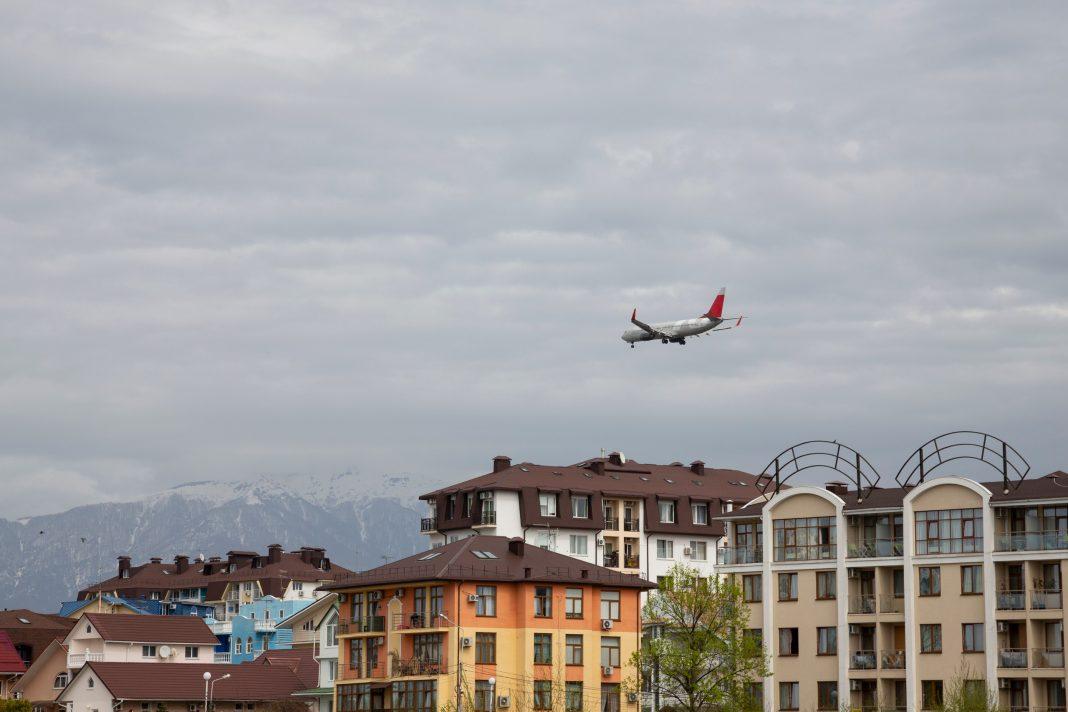 Разорвало во время взлета: самолет Санкт-Петербург — Сочи остался без колес