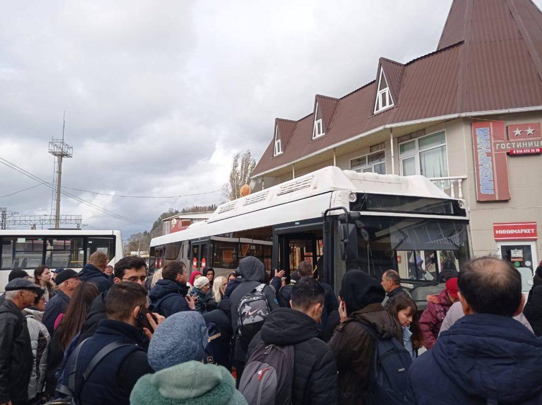 Железной дороги больше нет: в Сочи пассажиров электричек пересаживают на автобусы