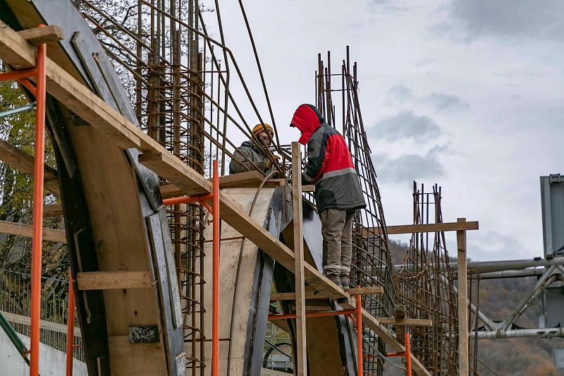 В горном кластере Сочи монтируют защитную галерею нового пешеходного маршрута