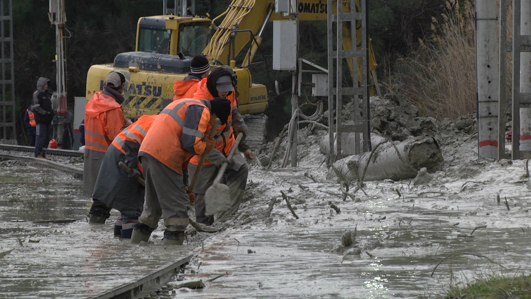 Оползень сошел на железную дорогу в Сочи