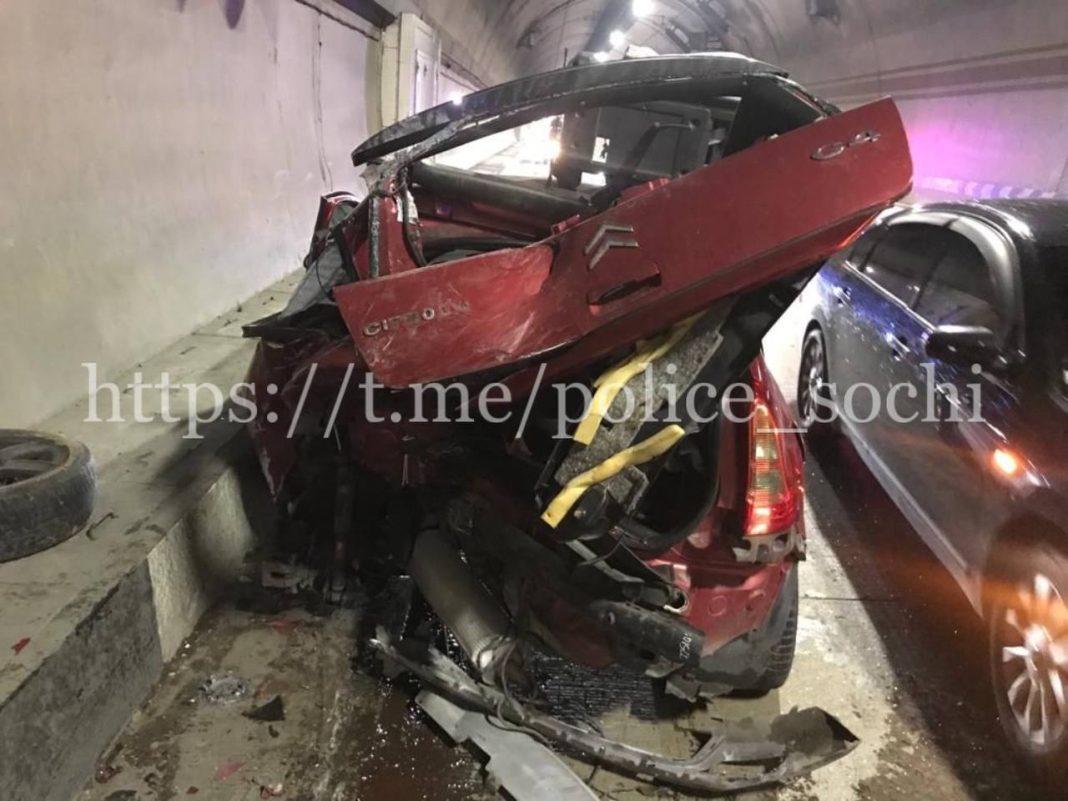 В массовом ДТП в Сочи пострадали четыре человека