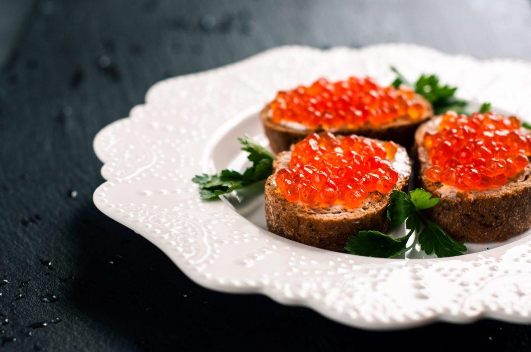 Неприлично вкусно: исследователи рассказали, какие деликатесы попадут на праздничный стол россиян в новогоднюю ночь