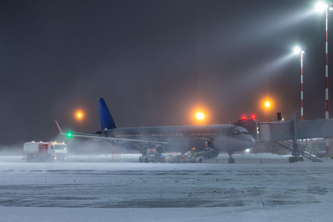 Экстремальные погодные условия: вылет авиарейса в Сочи задержали на 6 часов из-за метели в Новокузнецке