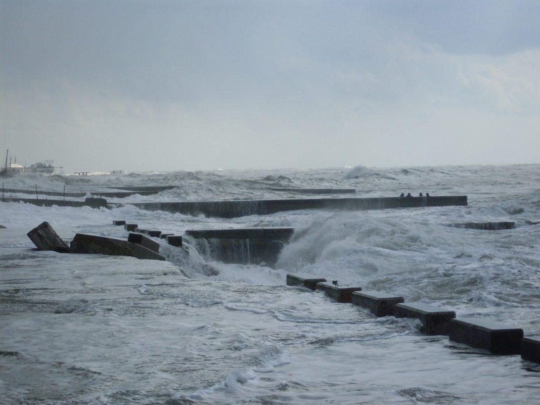 На Сочи идет сильный шторм