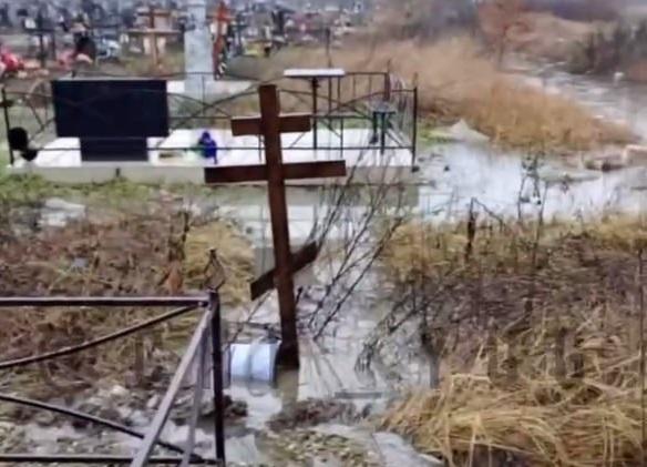 Могилу ребенка затопило: мать из Абинска не может добиться достойного упокоения сына