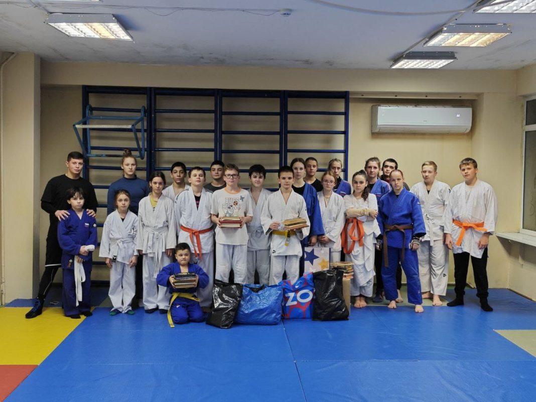 Воспитанники спортивной школы № 25 города Сочи приняли участие в сборе макулатуры