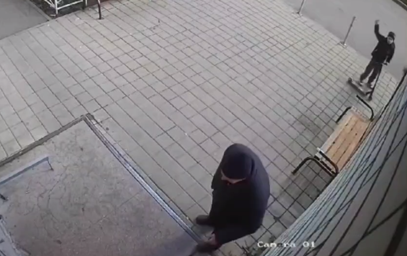 Подростки в Краснодаре закидали бутылками дедушку с тростью