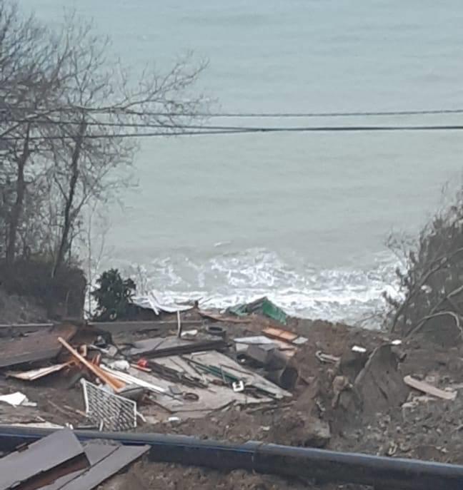 На краю: из-за сильнейшего оползня дом олимпийского чемпиона в Сочи смывает в море (видео)