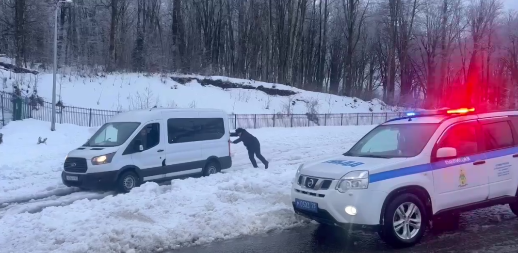Не бросили в беде: сотрудники ДПС спасли водителей из снежной ловушки в горах Сочи