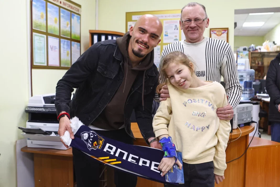 Защитник ФК «Сочи» Ваня Дркушич вручил детям с ограниченными возможностями аппарат для восстановления суставов и мышц