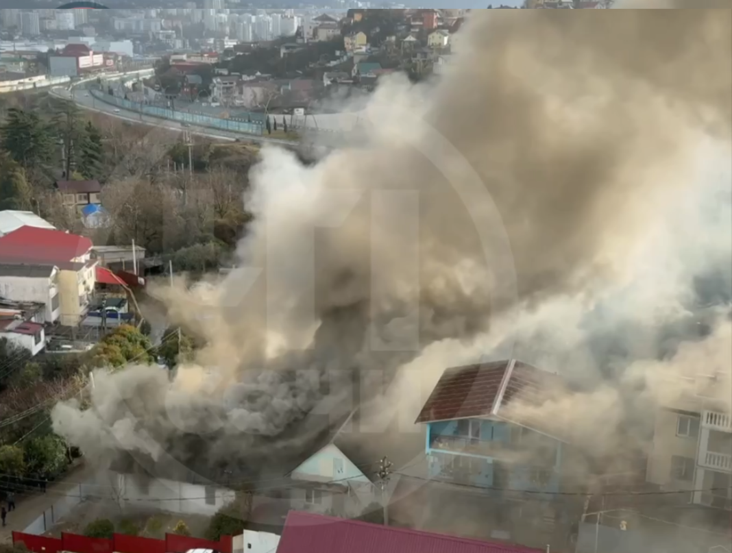 В Сочи начался пожар