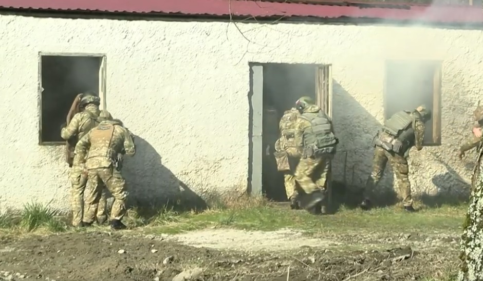 Освободили заложников, разобрали автомат и поели кашу: школьникам показали работу спецподразделений Сочи