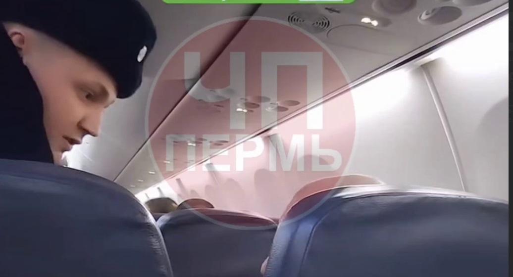 Пассажир угрожал «вырубить» полицейского на рейсе в Сочи и попал на видео