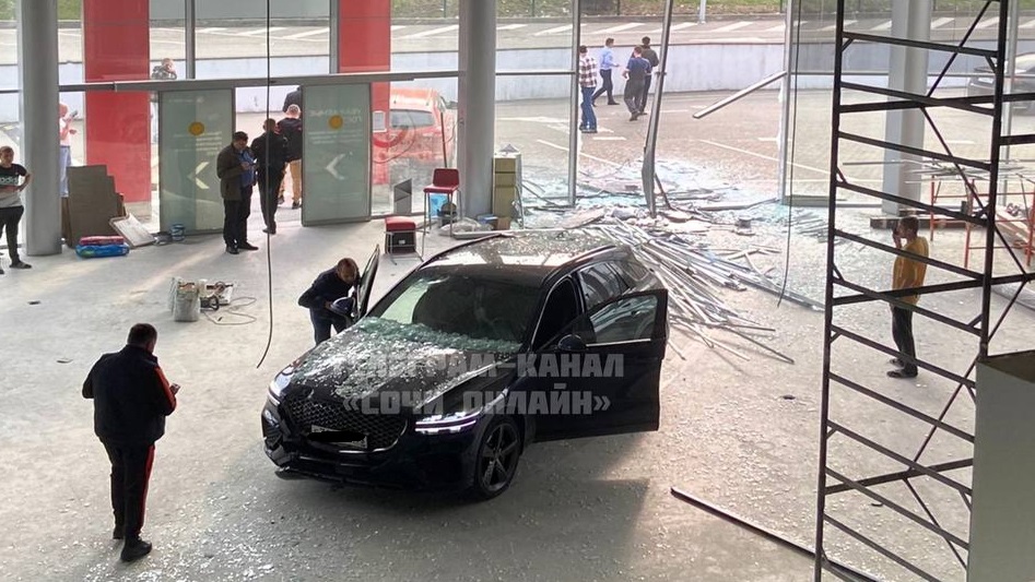 Перепутал педали и влетел в автосалон водитель из Сочи