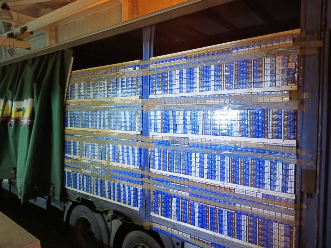 Тайник с сигаретами на 2 миллиона нашли в «пустой» фуре из Абхазии