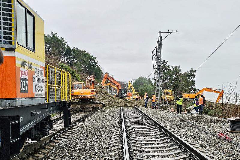 В Сочи расчистили путь железной дороги, поврежденной оползнем