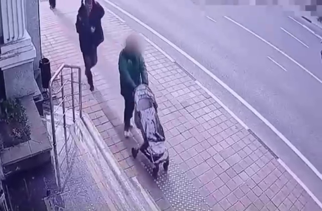 Бездомный украл детскую коляску в Сочи