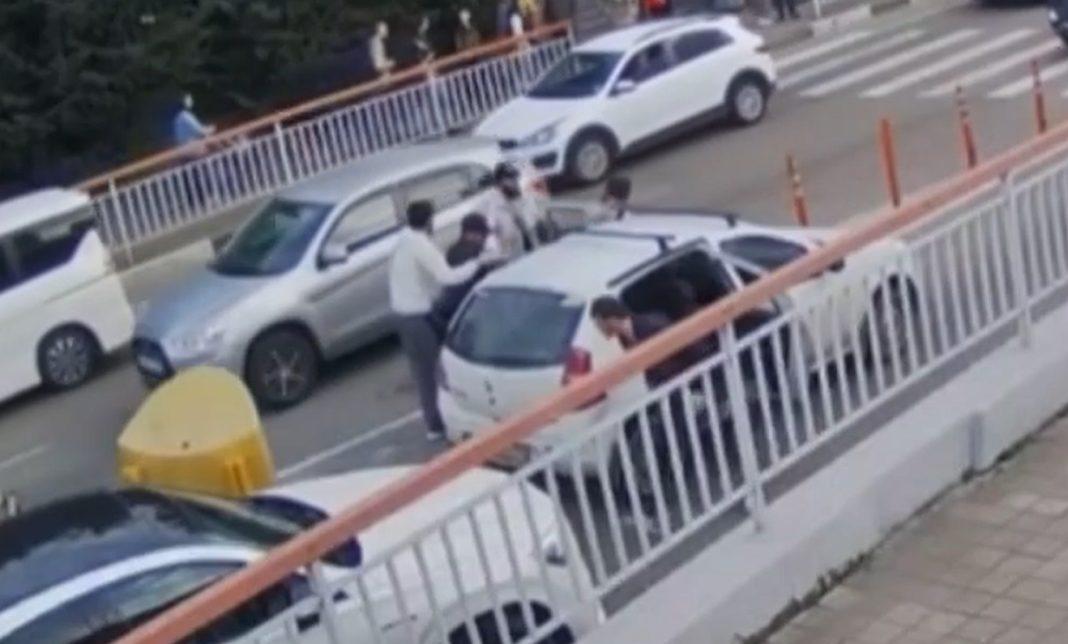 Пассажиры под наркотиками избили водителя на дороге в Сочи — видео