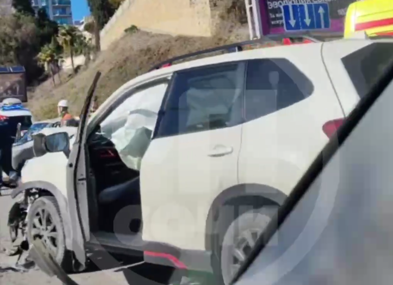 Водителя зажало в машине: ДТП в Сочи