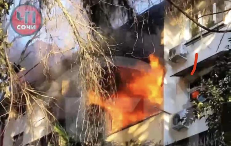 В центре Сочи загорелась квартира