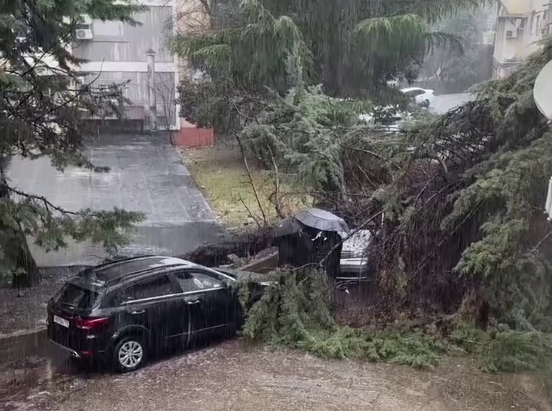 Сочинский потоп: штормовое предупреждение в городе и вода на улице