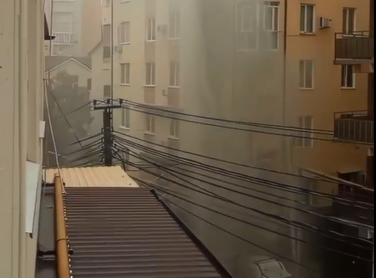 Фонтан в несколько этажей: строители повредили трубопровод (видео)