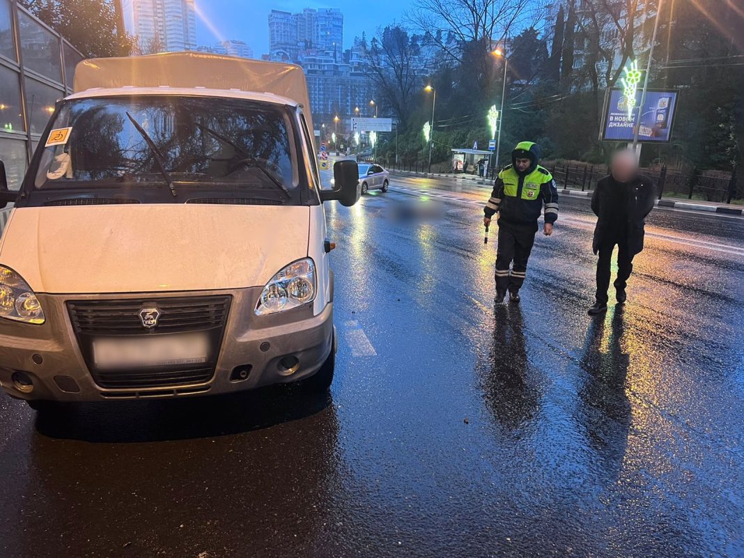 Грузовик сбил женщину на Курортном проспекте в Сочи