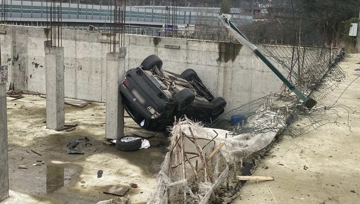 Рухнула в котлован строящегося дома автоледи из Сочи — фото