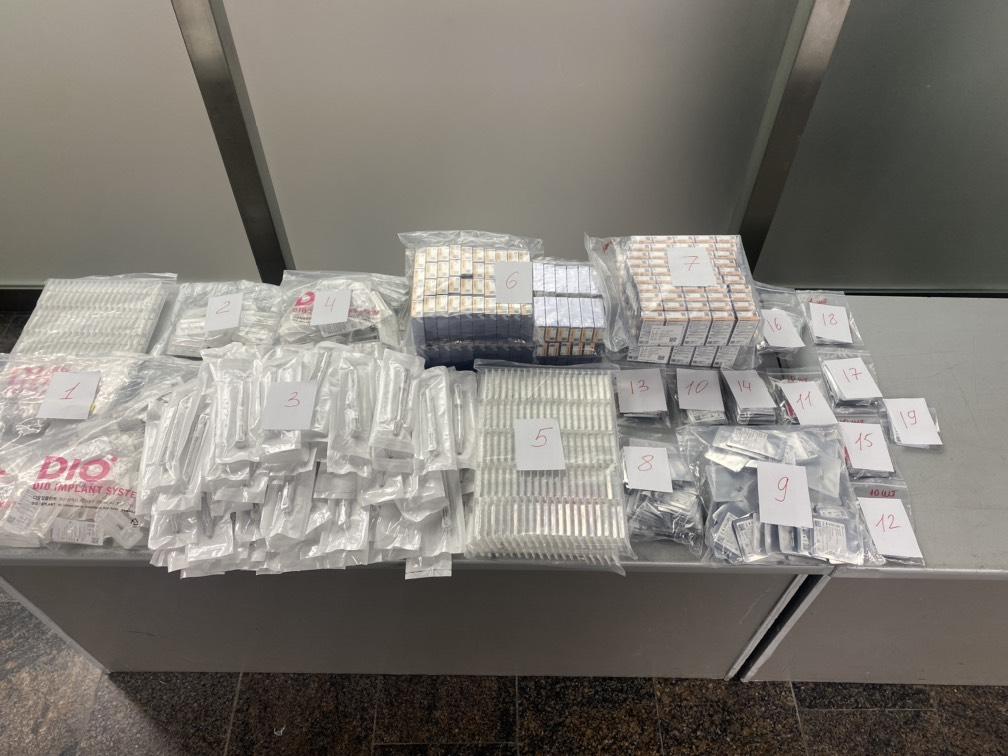 Из Дубая с имплантами: почти 10 кило «медицинских изделий» пытался провезти в Сочи пассажир самолета