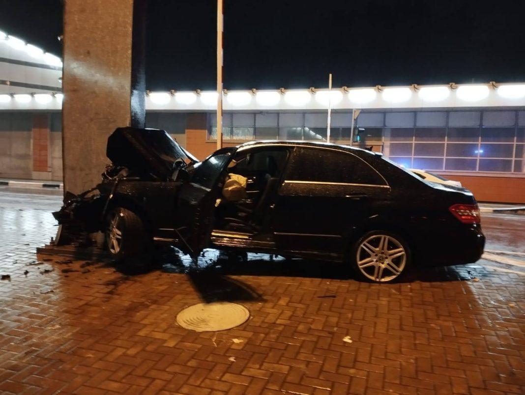 Пассажир погиб. «Мерседес» на скорости влетел в опору табло на дублере Курортного проспекта в Сочи