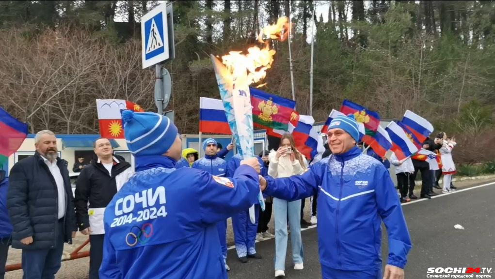 Песни, танцы и море улыбок. Как проходит первый день реконструкции Эстафеты огня в Сочи