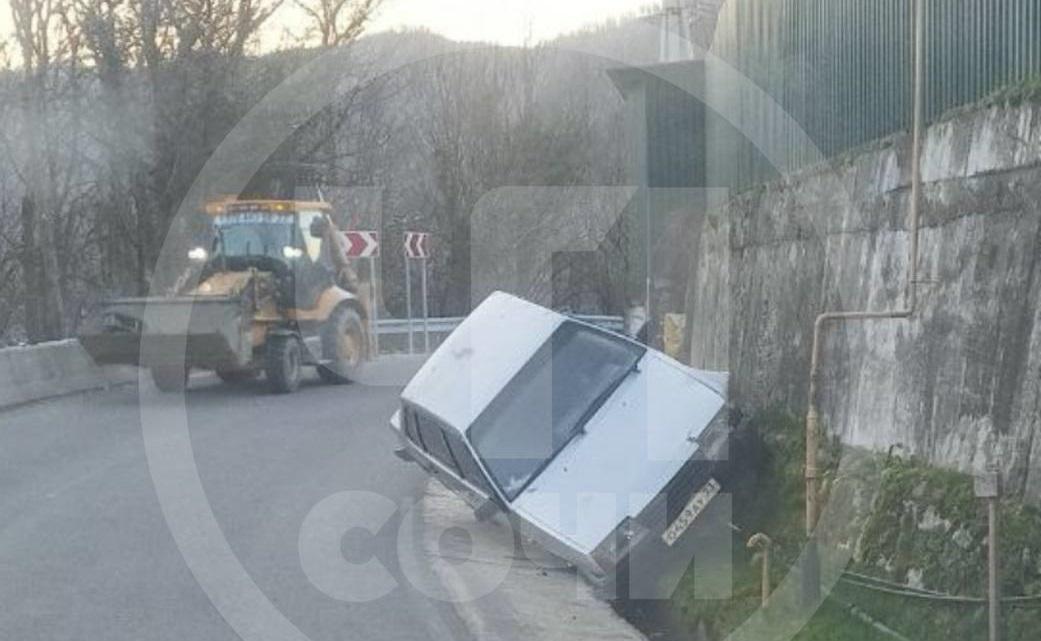 В Сочи легковой автомобиль застрял в ливневке