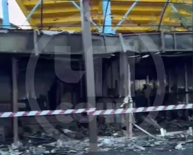 В Сочи сгорели дотла торговые ряды у дельфинария — видео