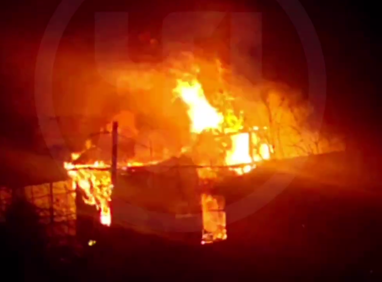 Пожар уничтожил частный дом в Сочи