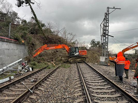 Поезда отменяют, подъёмники остановлены. Как Сочи справляется с непогодой