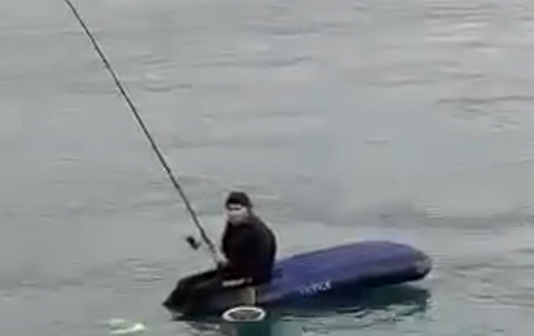 Ласты, матрас и удочка: у берегов Сочи нашли самого заядлого рыбака — видео