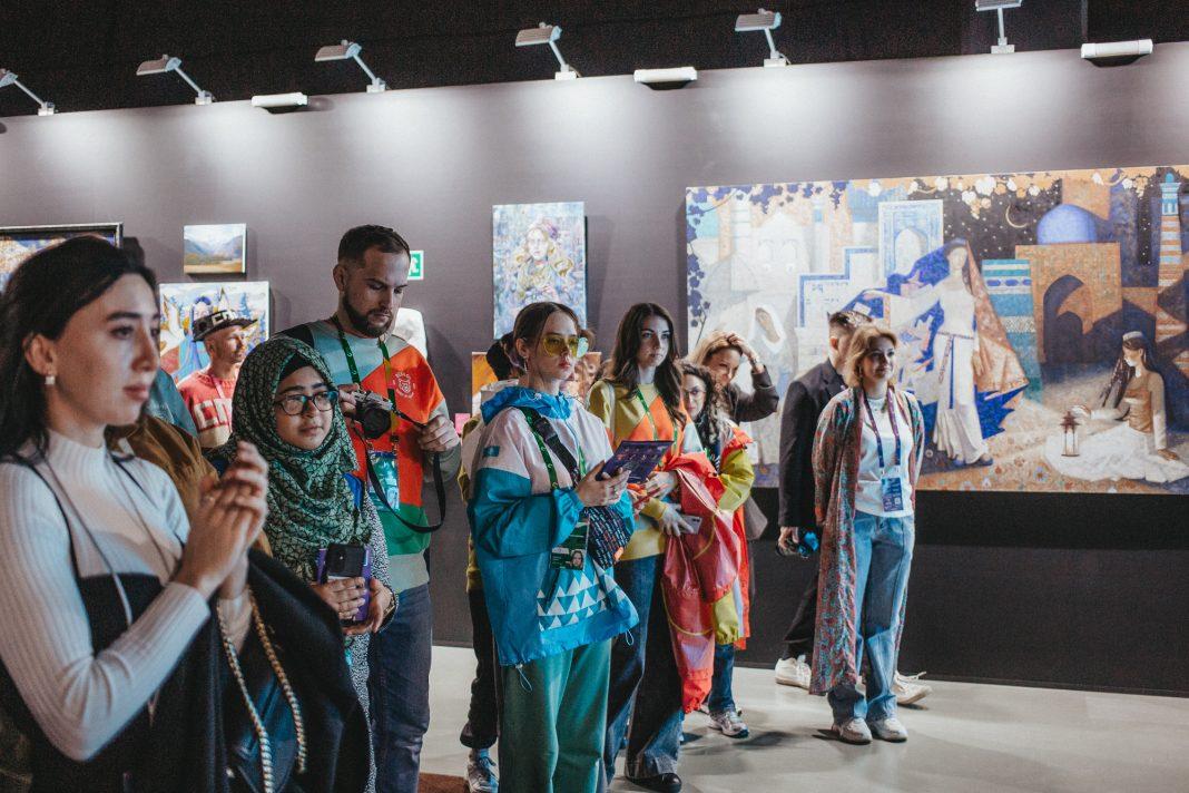 На площадке Всемирного фестиваля молодёжи открылась выставка «Арт.Молодость»