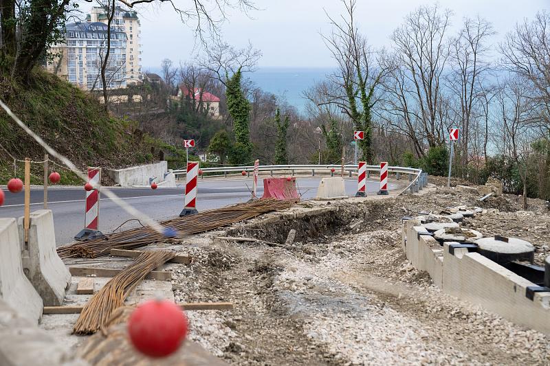 В Сочи завершается ремонт оползневого участка дороги в Адлере