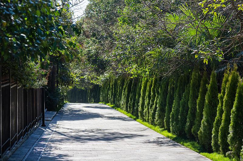 В Сочи завершается благоустройство нового променада в Хосте