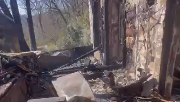 «Всё сгорело, все комнаты»: пожар уничтожил дом многодетной семьи в Сочи — видео
