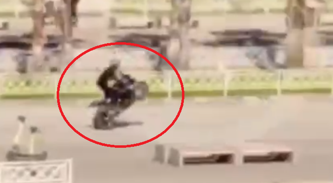 Последние секунды жизни мотоциклиста заснял житель Сочи — видео