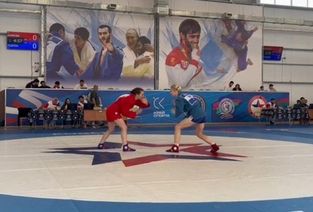 Студентки СГУ завоевали золото и серебро Чемпионата ЮФО по самбо среди учащихся