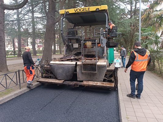 На улице Куйбышева началась укладка нового асфальта