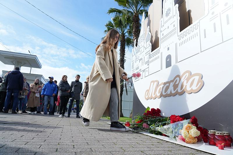 Сочинцы несут цветы в память о жертвах теракта в «Крокус Сити Холле»