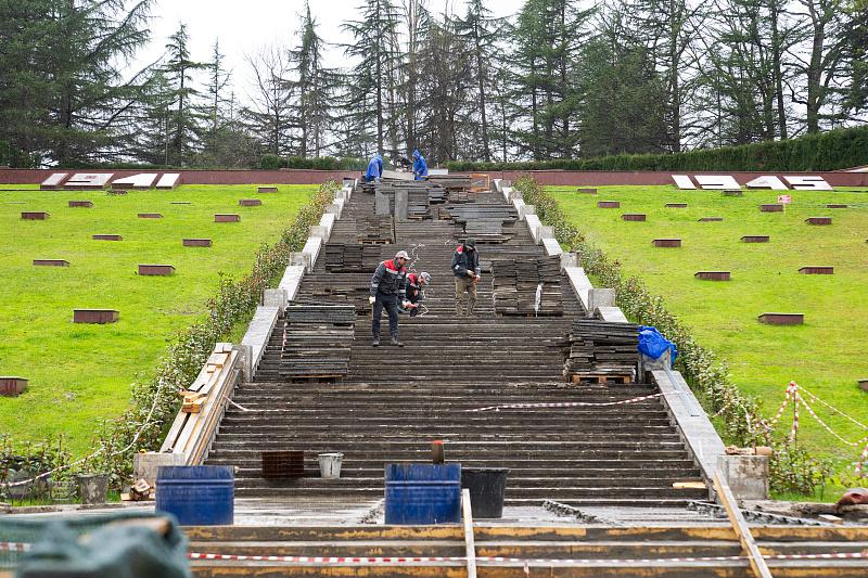 В Сочи началось благоустройство мемориального комплекса в Завокзальном районе