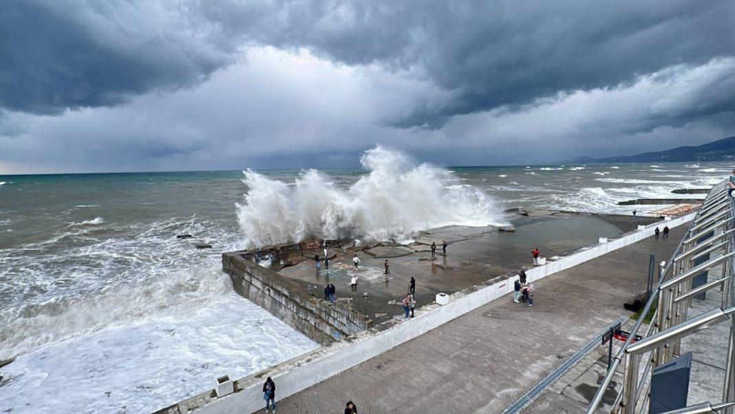 Последствия шторма в Сочи