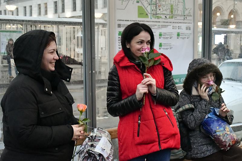 До Поляны с цветами: праздничный автобус будет радовать Сочи все выходные