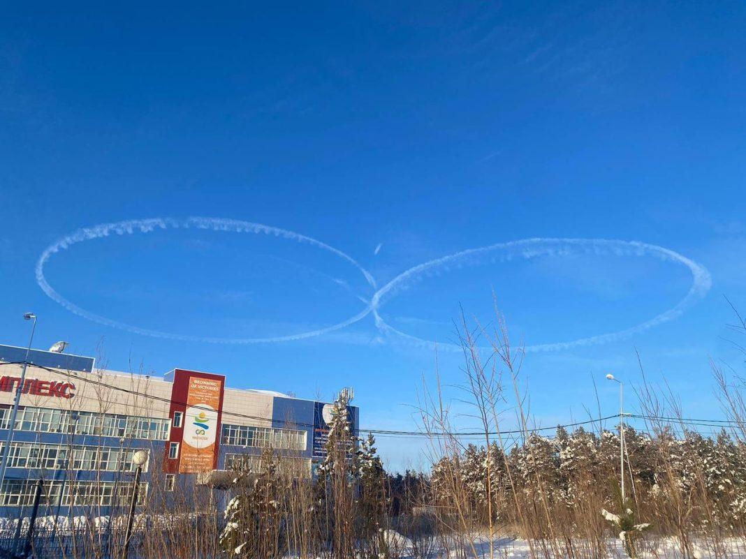 «Похоже на олимпийские кольца». Пилоты в Якутске оставили послание женщинам в небе над городом — фото